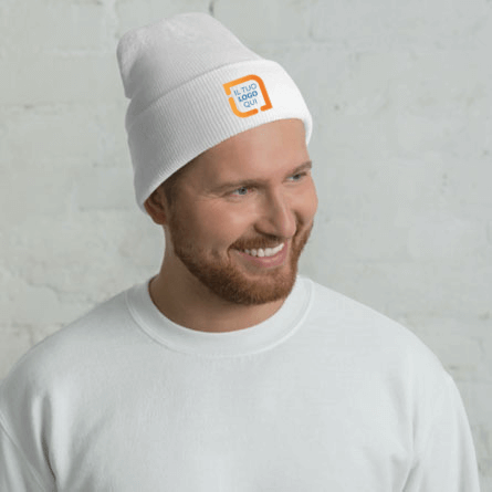 Modello maschile che indossa un berretto personalizzato ricamato con un logo personalizzato ricamato sul davanti