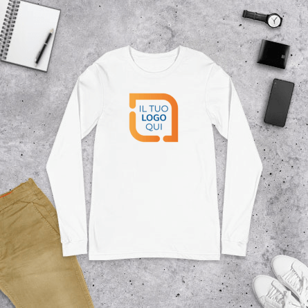 Maglietta a maniche lunghe personalizzata su un piano con portatile, orologio, telefono e vari oggetti che circondano la t-shirt