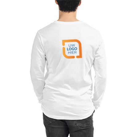 Man modelleert een gepersonaliseerd t-shirt met lange mouwen met het logo op de achterkant