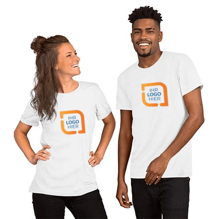Mann und Frau präsentieren lachend Bella Canvas Shirts mit Logodesign-Muster auf der Vorderseite.