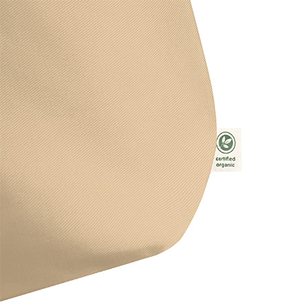 Se muestra la etiqueta de producción orgánica certificada en la base de un bolso de mano de lona personalizado