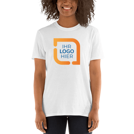 Weibliches lächelndes Model, das ein individuelles T-Shirt-Design von LogoMaker trägt