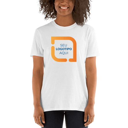 Modelo feminino sorrindo usando uma camiseta com design personalizado da LogoMaker 