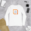 Camiseta personalizada y aplanada de manga larga con libreta, reloj, teléfono y diversos artículos alrededor de la camiseta