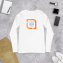 Maglietta a maniche lunghe personalizzata su un piano con portatile, orologio, telefono e vari oggetti che circondano la t-shirt
