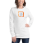 Vrouw modelleert een gepersonaliseerd t-shirt met lange mouwen met het logo op de voorkant