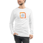 Man modelleert een gepersonaliseerd t-shirt met lange mouwen met het logo op de voorkant