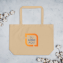 Bolso de mano de lona personalizado colocado en el fondo con un logo de muestra en el frente